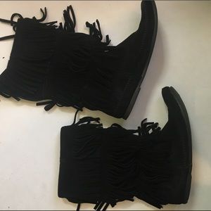 Minnetonka Women’s 3-Layer Fringe Boot